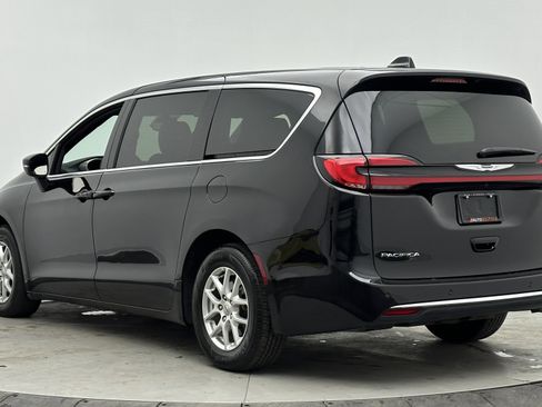 Used 2025 Chrysler Pacifica Select image 5