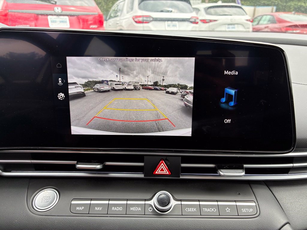 Certified 2025 Hyundai Elantra Limited FWD image 35