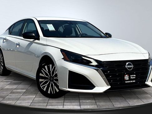 Used 2025 Nissan Altima 2.5 SV FWD image 4