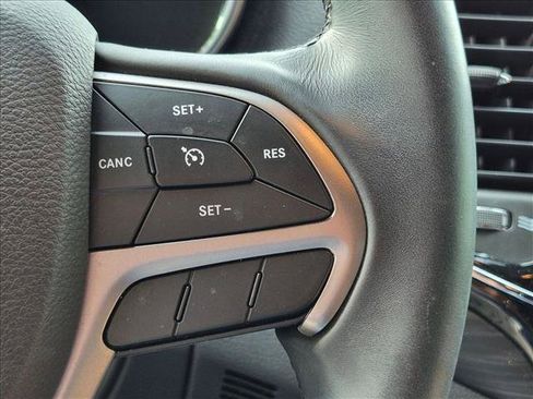 Used 2019 Jeep Grand Cherokee Laredo w/ 18" Wheel & 8.4" Radio Group AWD/4WD image 11