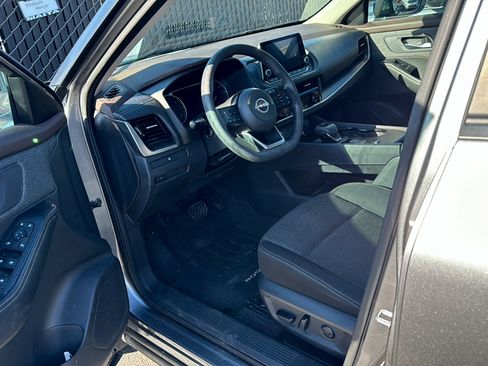 Used 2022 Nissan Rogue SV FWD image 2