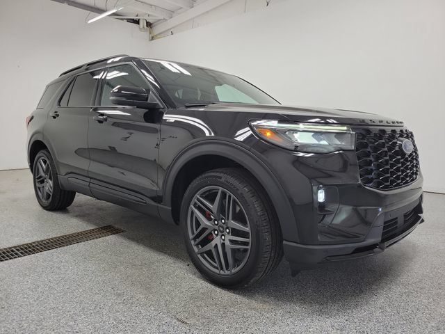 Used 2025 Ford Explorer ST-Line w/ ST-Line Street Pack AWD/4WD image 2