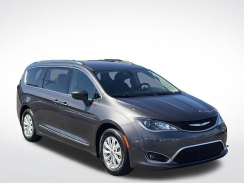 Used 2018 Chrysler Pacifica Touring-L Plus FWD image 2