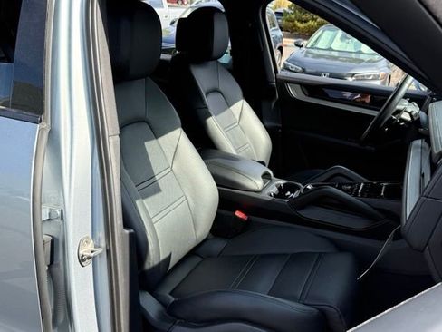 Used 2025 Porsche Cayenne Coupe AWD/4WD image 18