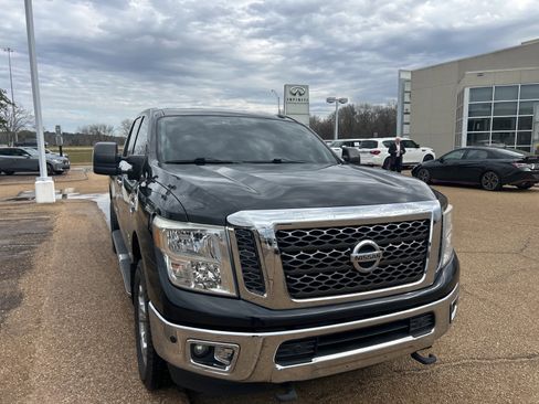 Used 2017 Nissan Titan SV image 2