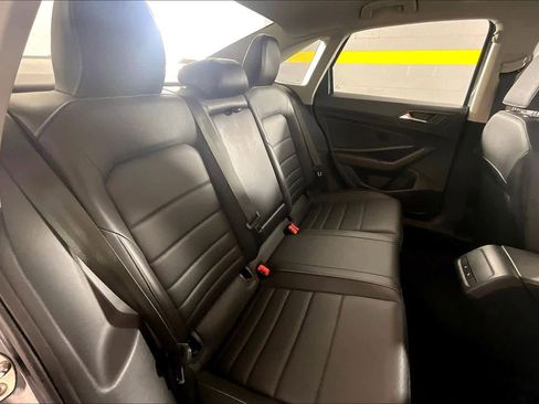 Used 2021 Volkswagen Jetta SE w/ SE Cold Weather Package image 19