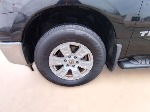 Used 2017 Nissan Titan SV image 10