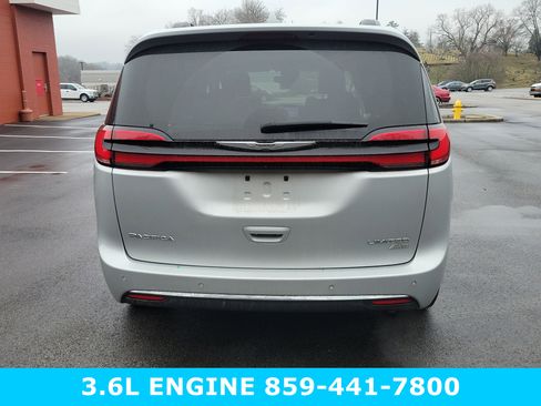 Used 2022 Chrysler Pacifica Limited w/ Uconnect Theater Family Group image 4