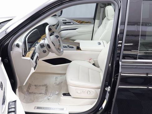 Used 2024 Cadillac Escalade Sport Platinum w/ LPO, ONYX Package image 6