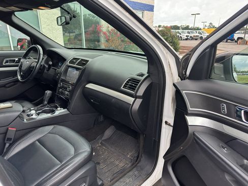 Used 2017 Ford Explorer XLT w/ Equipment Group 202A AWD/4WD image 10