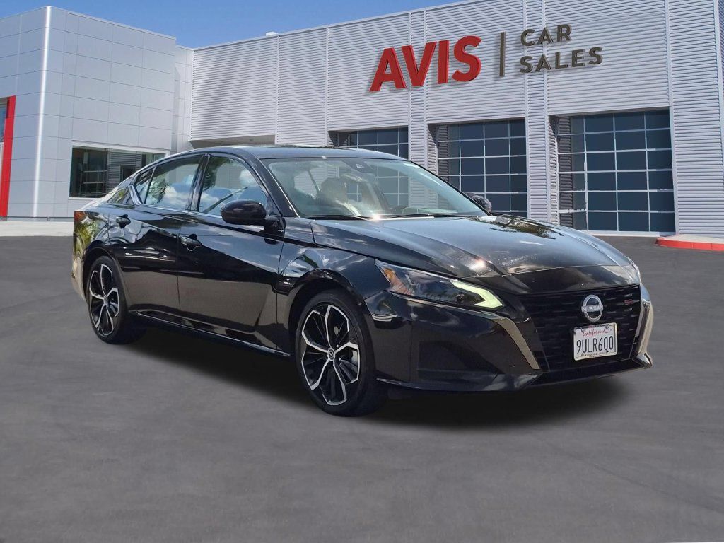 Used 2025 Nissan Altima 2.5 SR FWD image 3