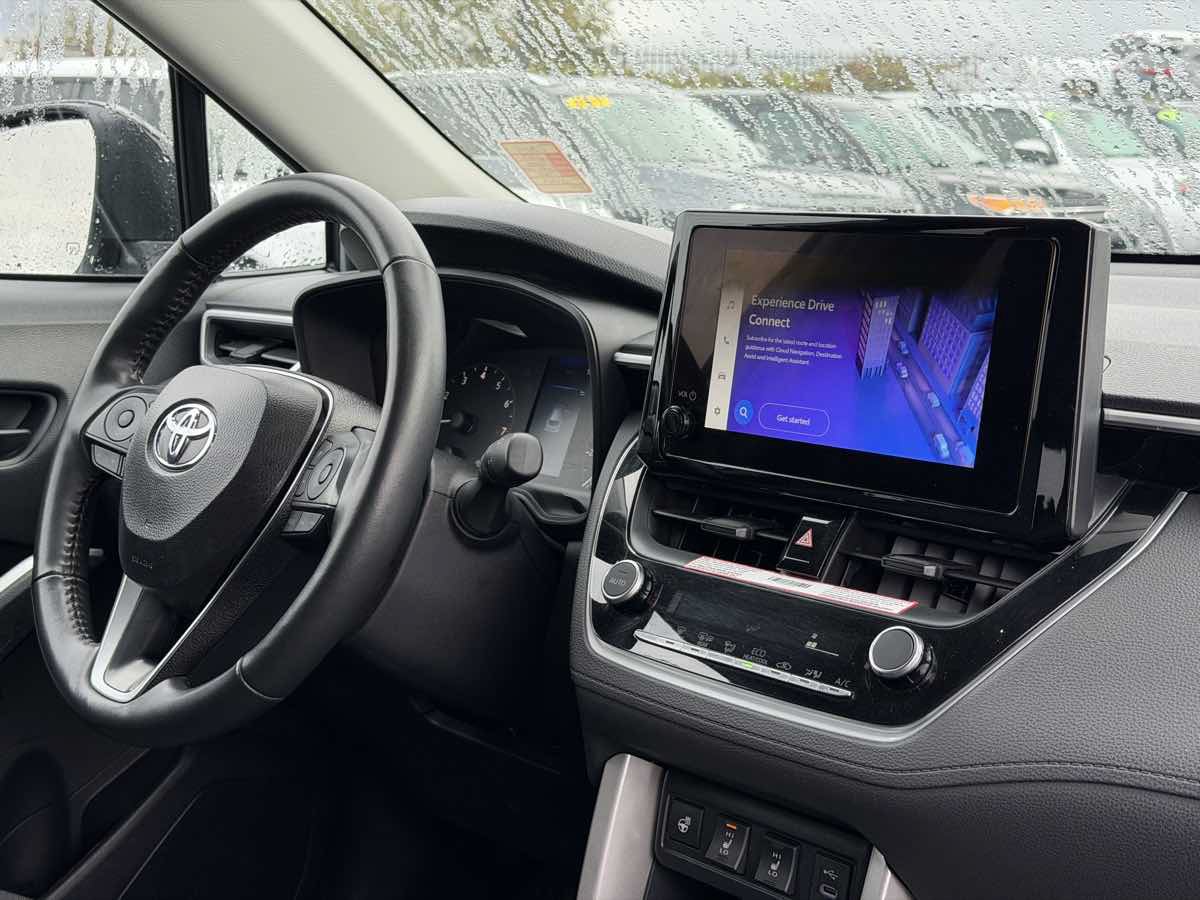 Used 2025 Toyota Corolla Cross LE AWD/4WD image 21