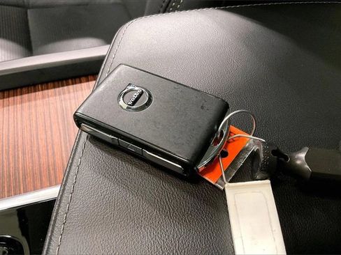 Certified 2023 Volvo XC60 B5 Ultimate w/ Climate Package image 12