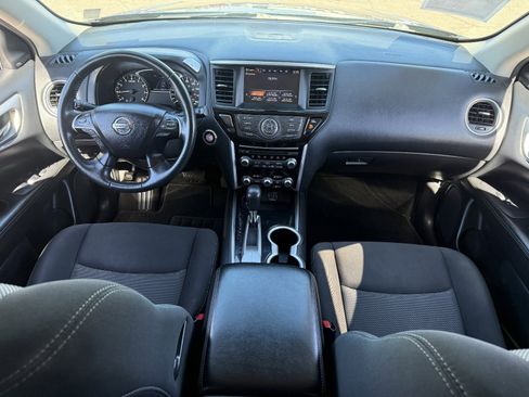 Used 2020 Nissan Pathfinder SV image 16