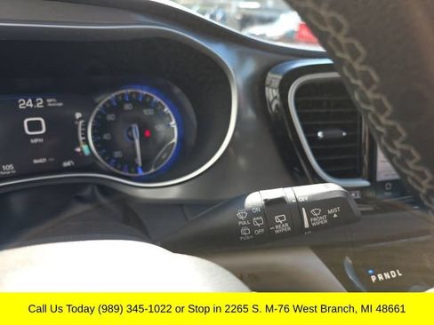 Used 2023 Chrysler Pacifica Touring-L FWD image 19