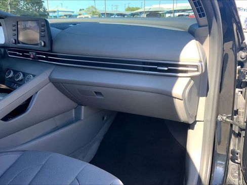 Used 2024 Hyundai Elantra SE FWD image 17