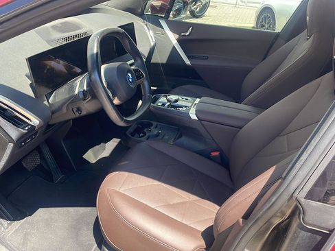 Used 2024 BMW iX xDrive50 w/ Sport Package AWD/4WD image 4