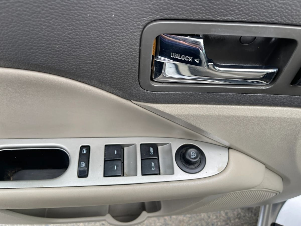 Used 2012 Ford Fusion SEL FWD image 17
