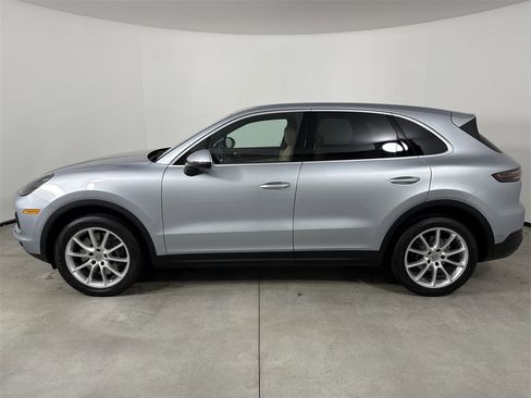 Certified 2023 Porsche Cayenne Platinum Edition image 2