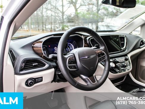Used 2023 Chrysler Pacifica Limited FWD image 25
