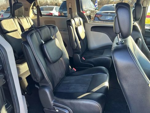 Used 2019 Dodge Grand Caravan SXT image 14