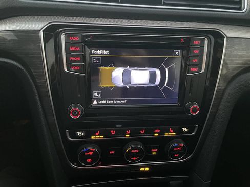 Used 2018 Volkswagen Passat 2.0T SE image 37