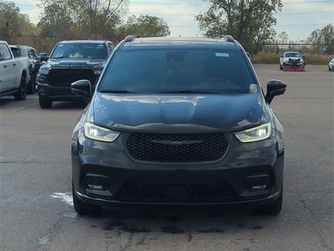 Certified 2022 Chrysler Pacifica Limited w/ Uconnect Theater Family Group image 8