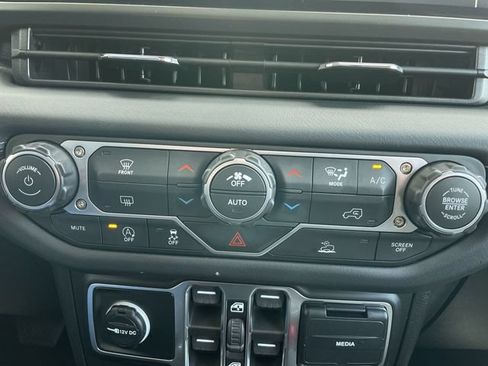 Used 2026 Jeep Wrangler Unlimited Rubicon AWD/4WD image 18
