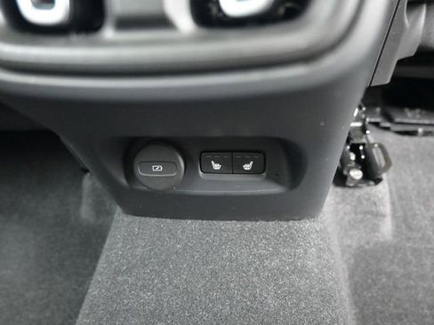 Used 2023 Volvo XC40 B4 Plus w/ Protection Package Premier image 32