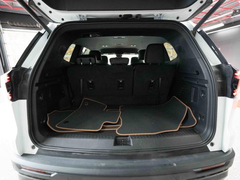 Used 2024 GMC Acadia AT4 w/ Luxury Package image 28