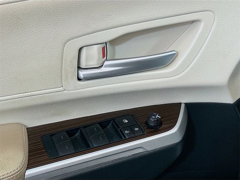 Used 2023 Toyota Sienna XLE image 15