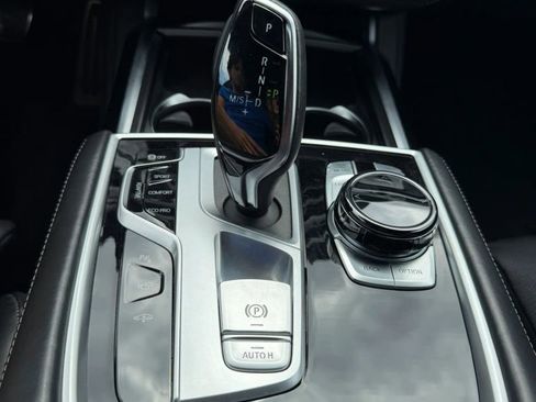 Used 2021 BMW 750i xDrive w/ Executive Package image 29