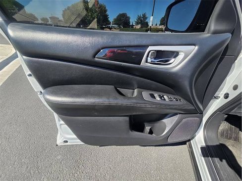 Used 2018 Nissan Pathfinder SV AWD/4WD image 35