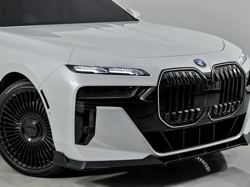 Used 2025 BMW 760i xDrive w/ Executive Package image 2