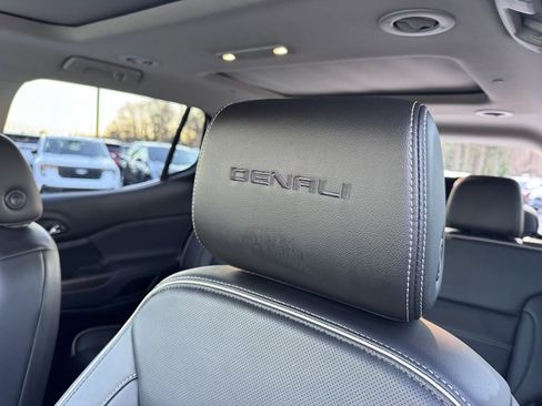 Used 2022 GMC Acadia Denali w/ Denali Technology Package image 25