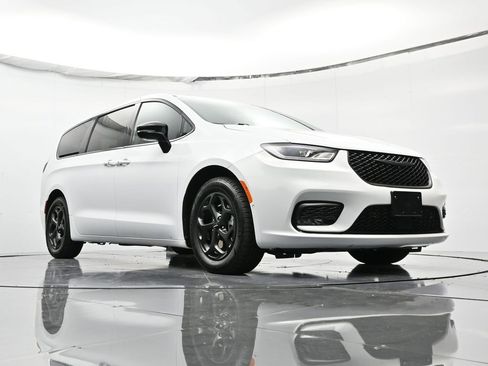 Used 2024 Chrysler Pacifica Select image 40