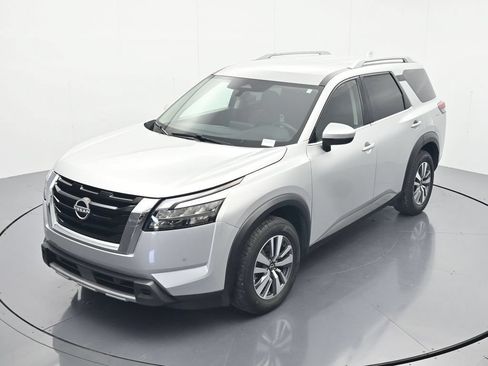 Certified 2025 Nissan Pathfinder SL FWD image 30