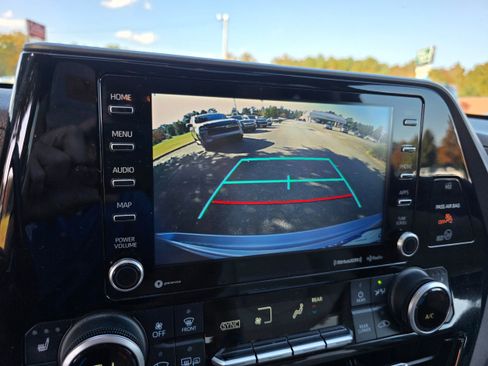 Used 2020 Toyota Highlander XLE image 11