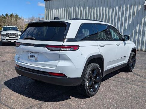 Used 2023 Jeep Grand Cherokee Altitude AWD/4WD image 5