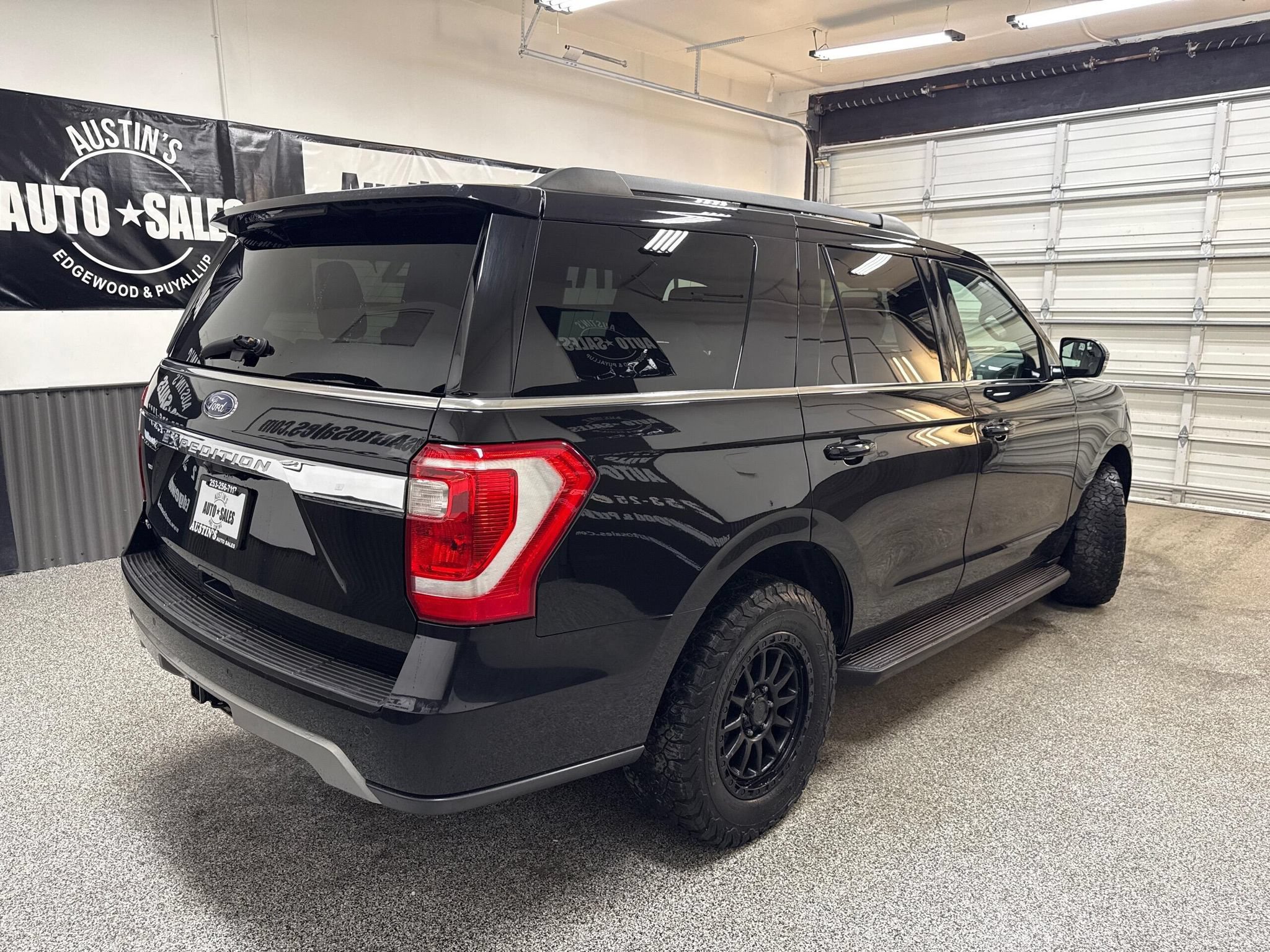 Used 2019 Ford Expedition XLT w/ Equipment Group 201A AWD/4WD image 3