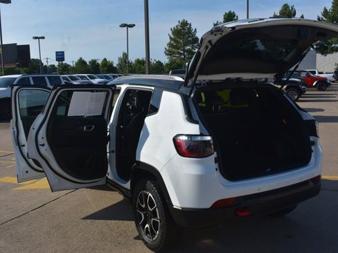 Used 2025 Jeep Compass Trailhawk AWD/4WD image 18