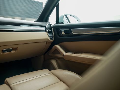 Certified 2022 Porsche Cayenne Platinum Edition image 27