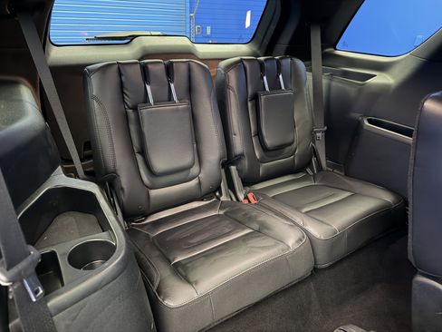Used 2019 Ford Explorer XLT w/ Equipment Group 202A AWD/4WD image 29