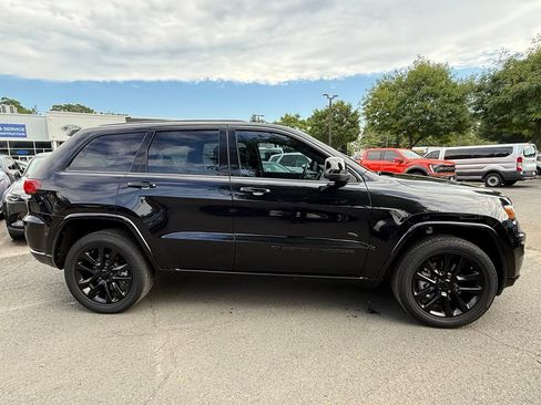 Used 2022 Jeep Grand Cherokee Laredo X AWD/4WD image 5