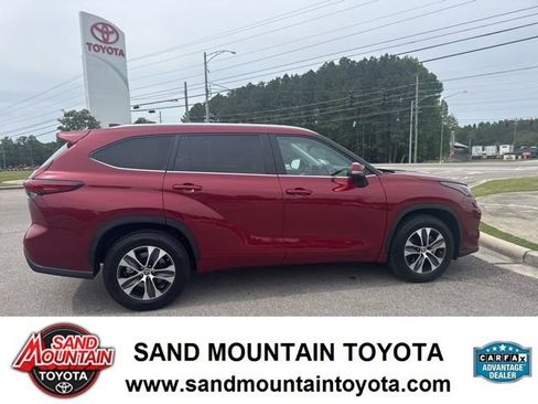 Used 2023 Toyota Highlander XLE FWD image 2