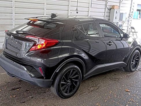 Used 2021 Toyota C-HR XLE image 5