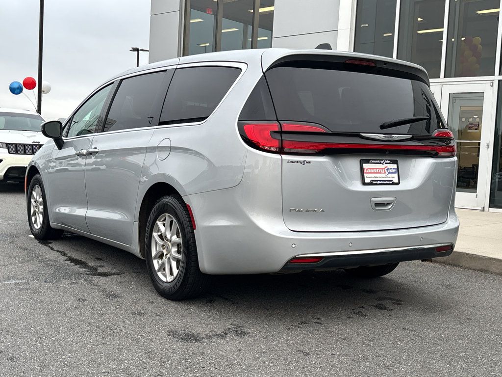 Used 2023 Chrysler Pacifica Touring-L FWD image 7