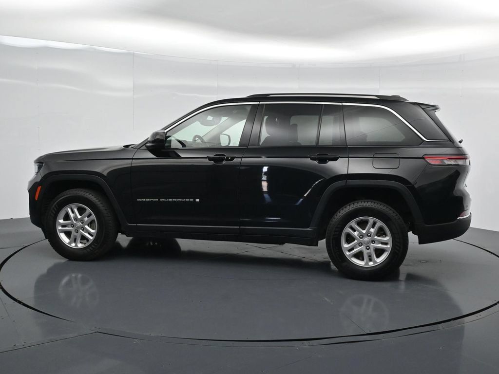 Used 2023 Jeep Grand Cherokee Laredo RWD image 4