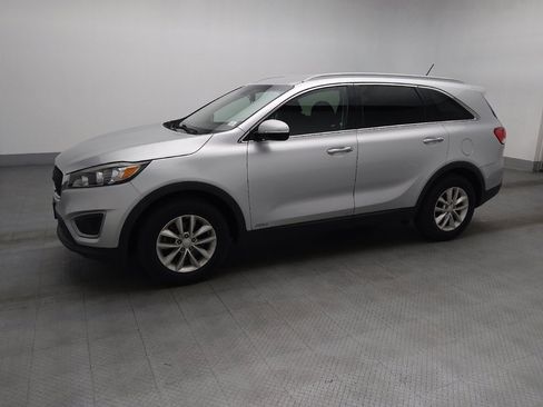 Used 2017 Kia Sorento AWD image 2