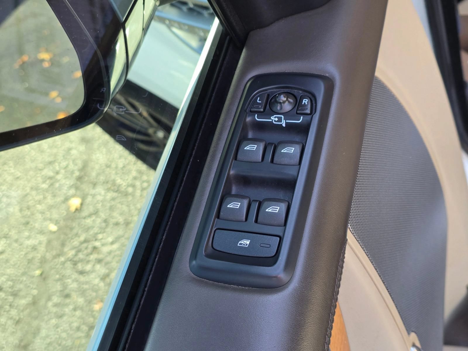Used 2015 Land Rover LR4 HSE LUX AWD/4WD image 23